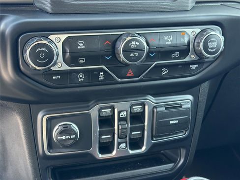 Used 2019 Jeep Wrangler Unlimited Sahara AWD/4WD image 29