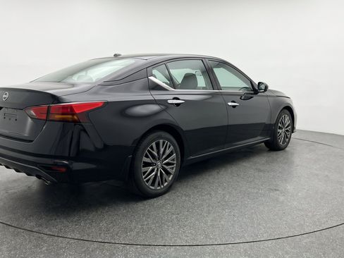 Used 2025 Nissan Altima 2.5 SV FWD image 9