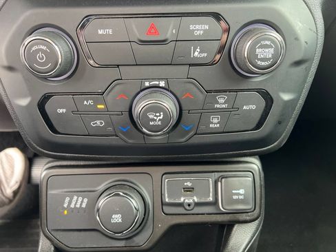 Used 2023 Jeep Renegade Latitude AWD/4WD image 25