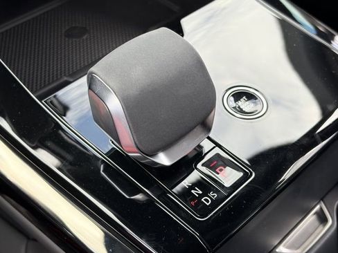 Used 2025 Land Rover Range Rover Sport SE image 15