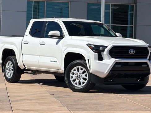 Certified 2024 Toyota Tacoma SR5 AWD/4WD image 2