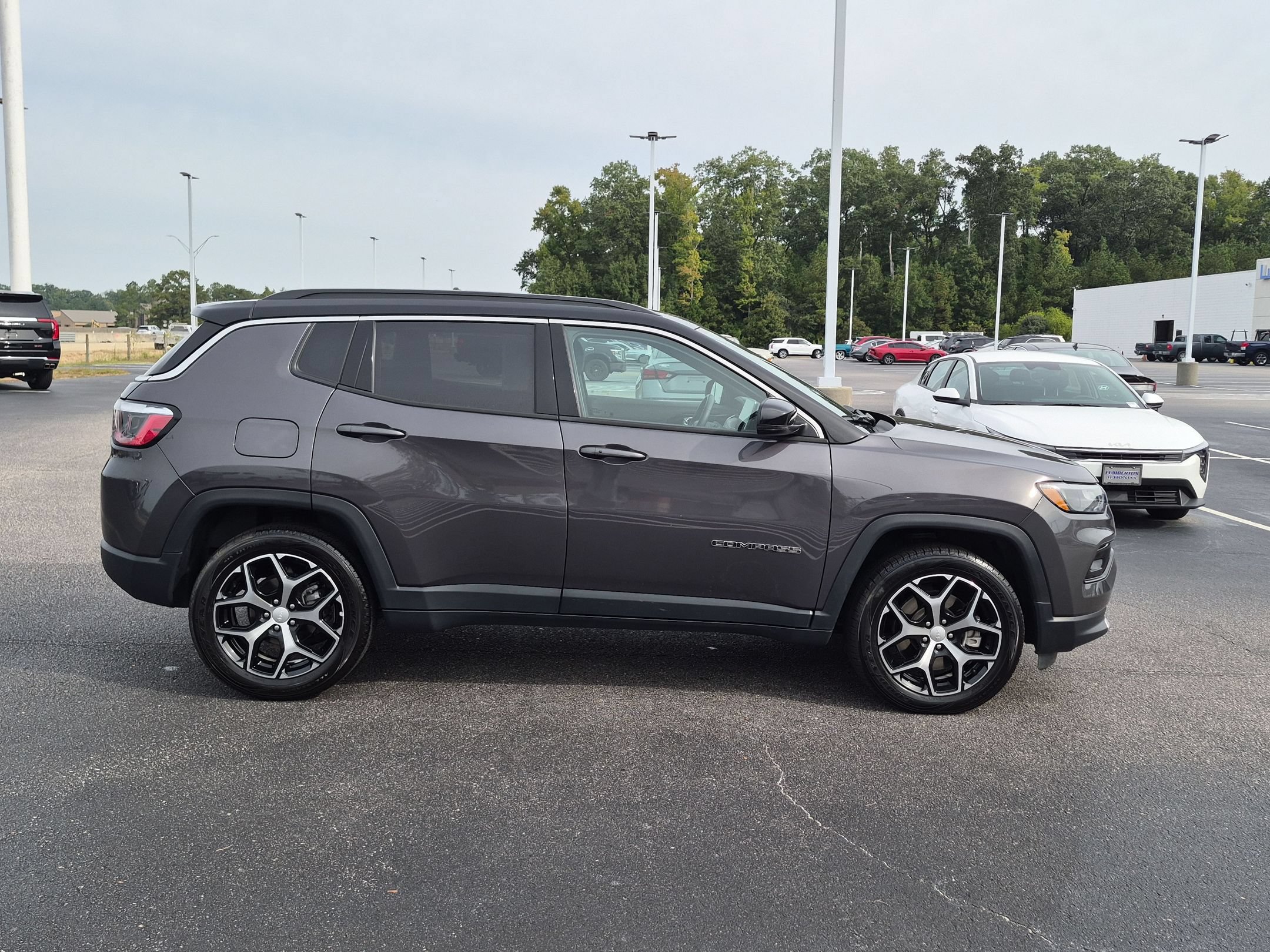 Used 2024 Jeep Compass Limited AWD/4WD image 2
