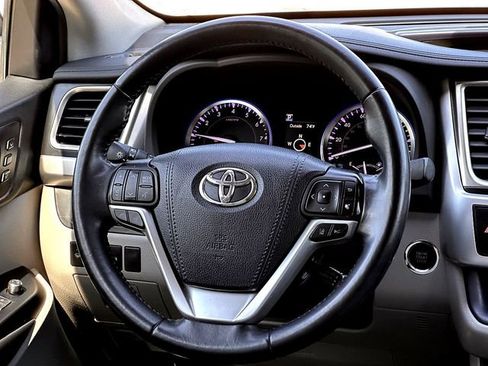 Certified 2019 Toyota Highlander Limited FWD image 31