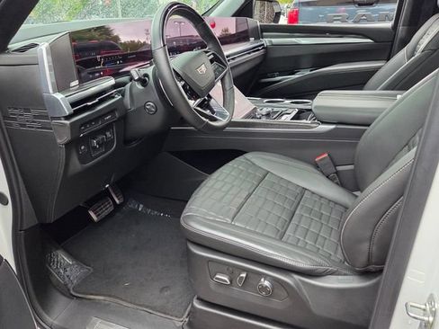 Used 2025 Cadillac Escalade ESV V w/ LPO, ONYX Package AWD/4WD image 13