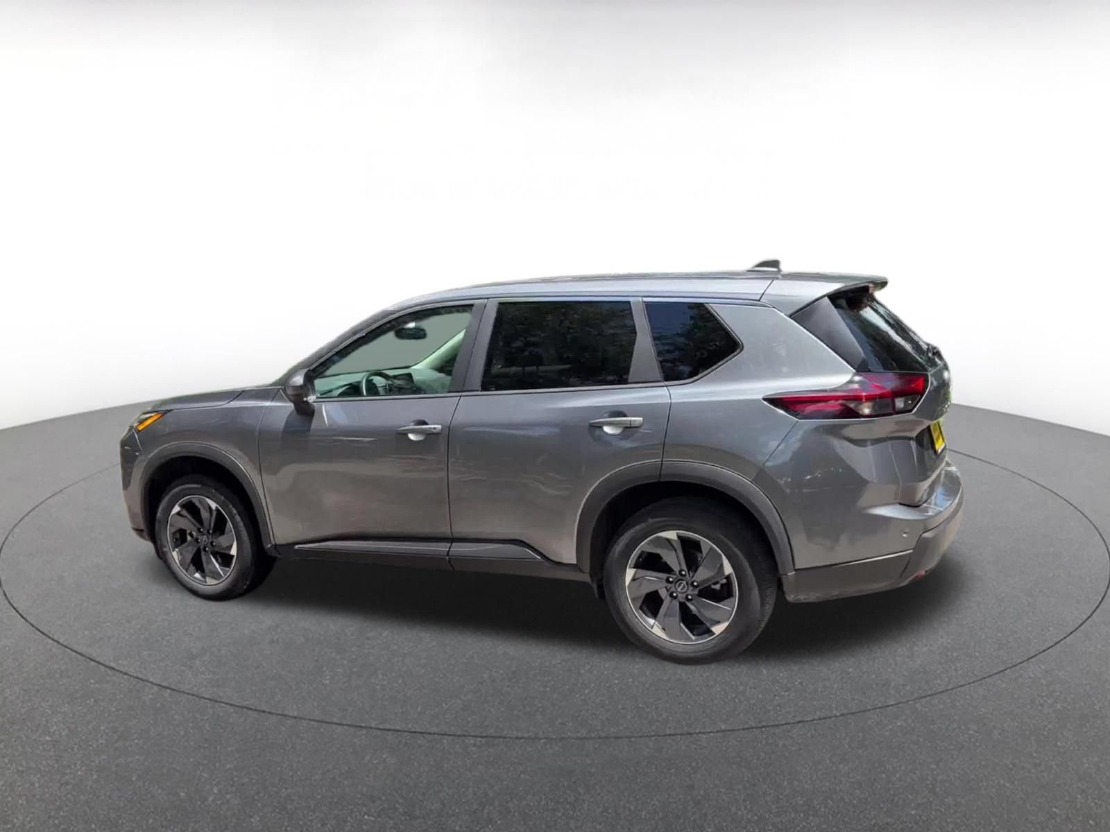 Used 2025 Nissan Rogue SV FWD image 9