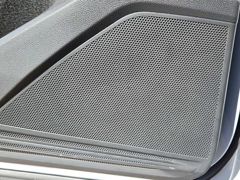 Used 2018 Volkswagen Tiguan SE w/ Panoramic Sunroof Package image 30