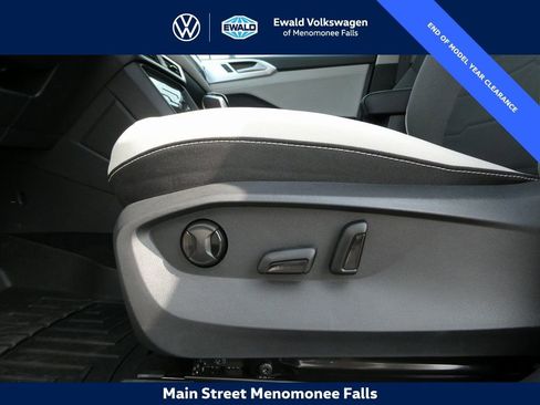 Certified 2025 Volkswagen Taos SE image 9