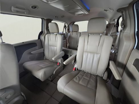 Used 2016 Chrysler Town & Country Touring FWD image 18