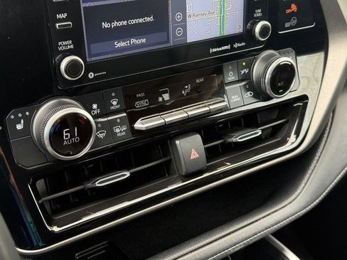Used 2022 Toyota Highlander XLE FWD image 29