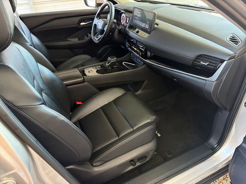 Used 2025 Nissan Rogue SL w/ Tech Package FWD image 28