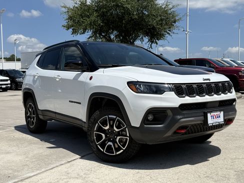 Used 2025 Jeep Compass Trailhawk AWD/4WD image 3
