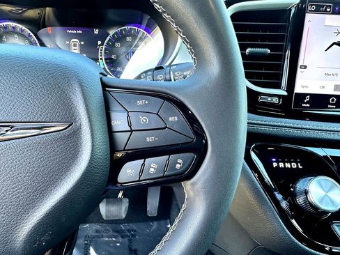 Used 2024 Chrysler Pacifica Touring FWD image 14