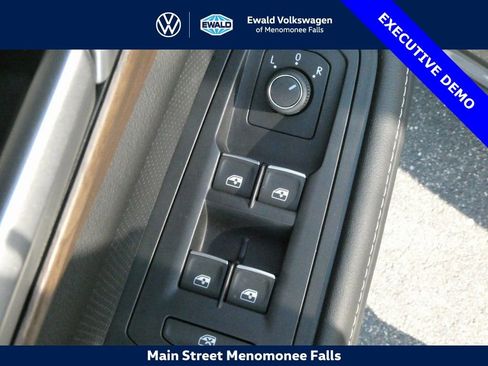 Certified 2025 Volkswagen Atlas SE image 30
