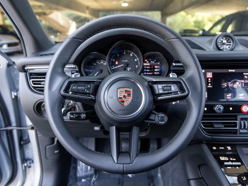Certified 2026 Porsche Macan AWD/4WD image 34