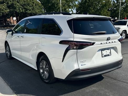 Used 2026 Toyota Sienna XLE FWD image 6