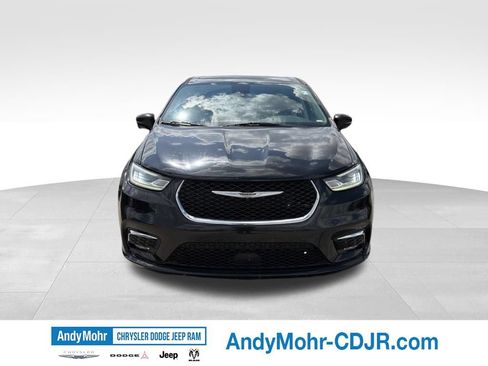 Used 2024 Chrysler Pacifica Touring-L FWD image 2