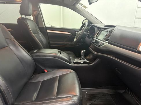 Used 2016 Toyota Highlander XLE FWD image 25