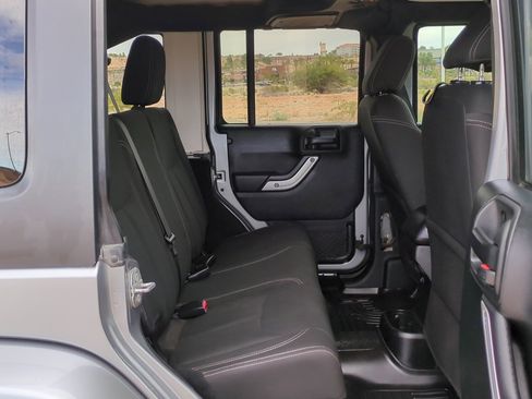 Used 2018 Jeep Wrangler Unlimited Sahara image 28