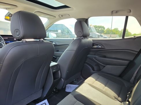 Used 2024 Chevrolet Trax LT w/ Sunroof Package FWD image 14