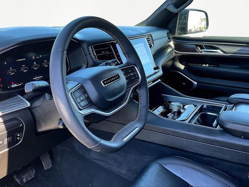 Used 2024 Jeep Wagoneer L Series II w/ Flexible Seating Group AWD/4WD image 17