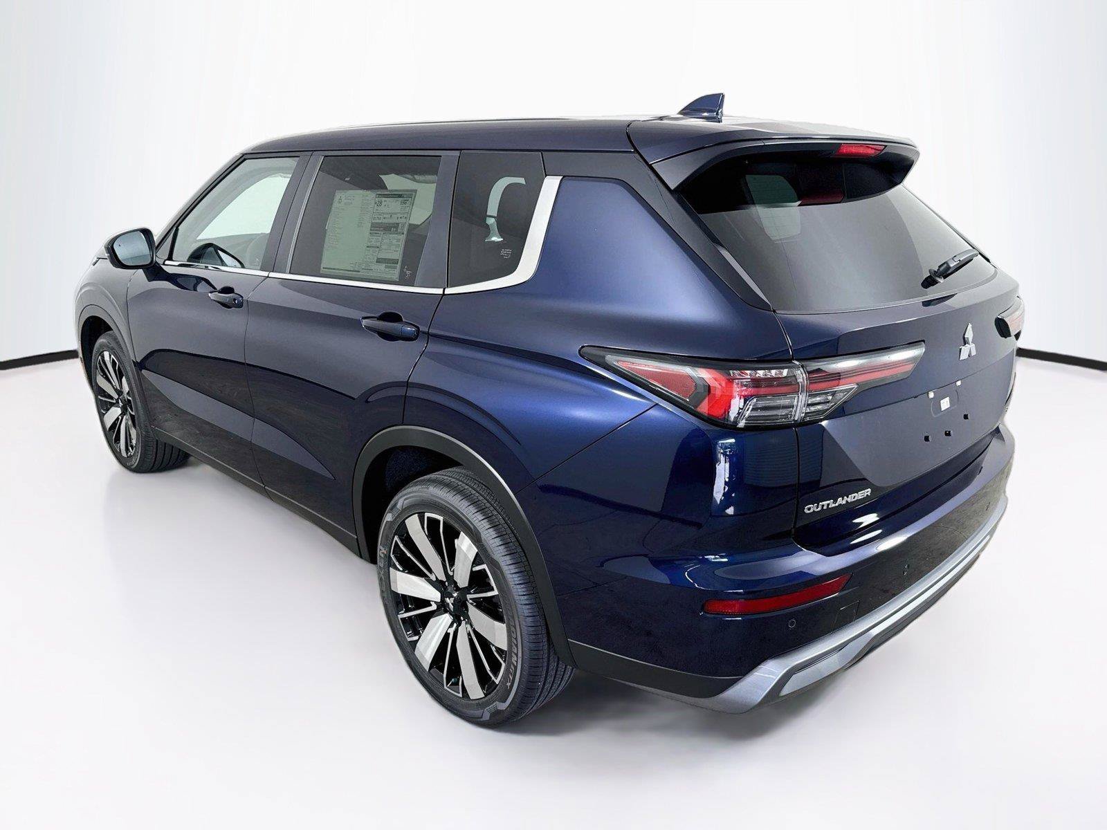 New 2026 Mitsubishi Outlander SE FWD image 3