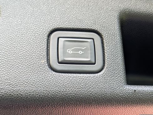 Used 2022 Chevrolet Equinox Premier image 36