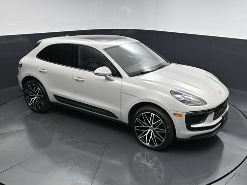 Certified 2025 Porsche Macan AWD/4WD image 20