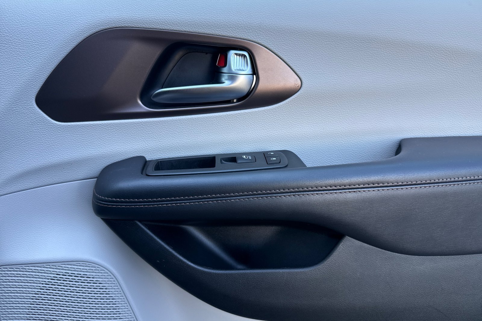 Used 2019 Chrysler Pacifica Touring Plus w/ Advanced Safetytec Group FWD image 21