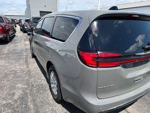 Used 2025 Chrysler Pacifica Select FWD image 3