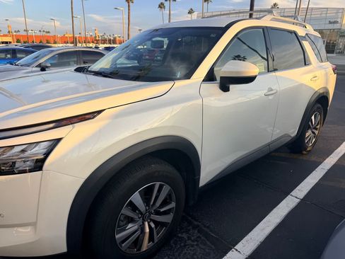 Used 2022 Nissan Pathfinder SL w/ Lighting Package (N92) FWD image 2