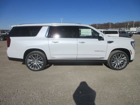New 2026 GMC Yukon XL Denali w/ Denali Reserve Package image 3