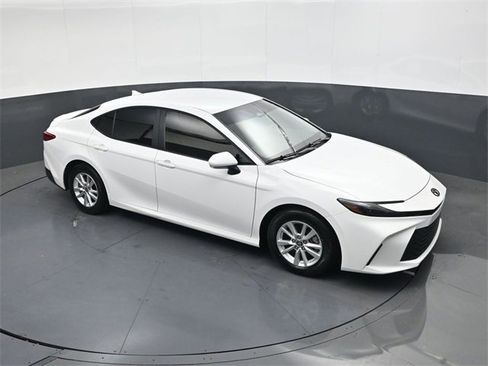 Used 2025 Toyota Camry LE w/ Convenience Package image 23