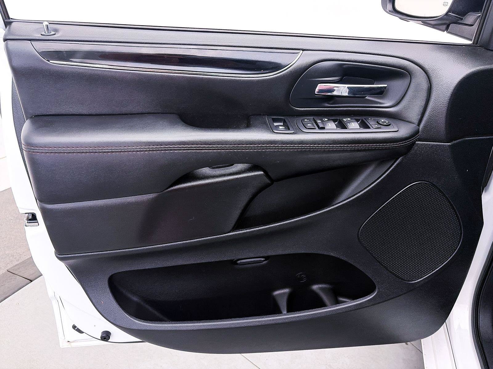 Used 2020 Dodge Grand Caravan SE FWD image 9