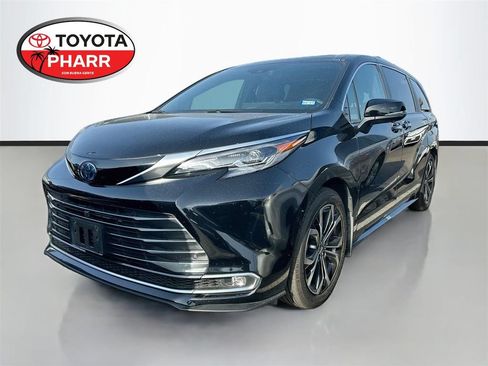 Used 2025 Toyota Sienna Platinum FWD image 1