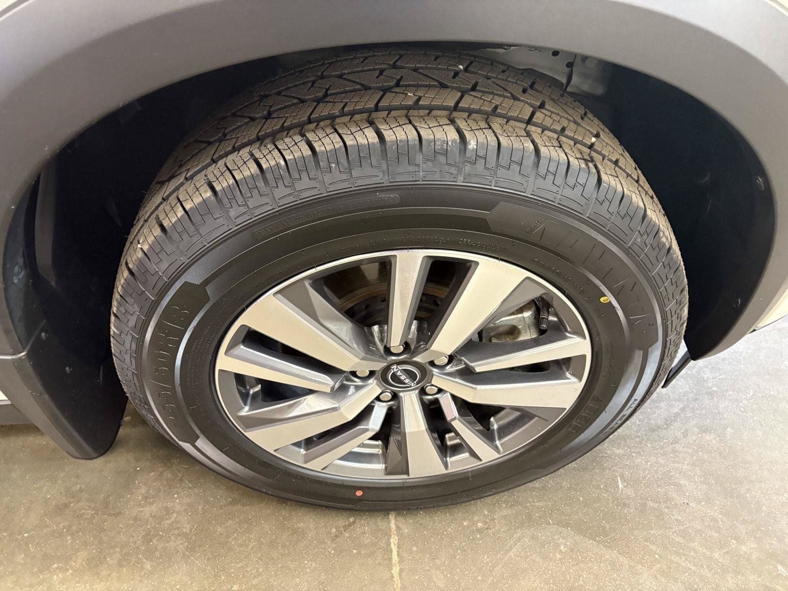 Used 2024 Nissan Pathfinder SL AWD/4WD image 14