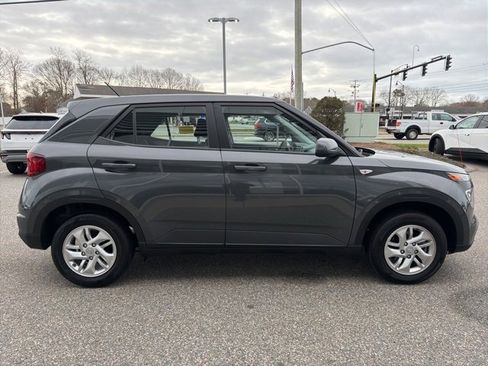 Certified 2025 Hyundai Venue SE image 5