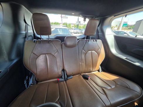Used 2020 Chrysler Pacifica Limited w/ Advanced Safetytec Group FWD image 14