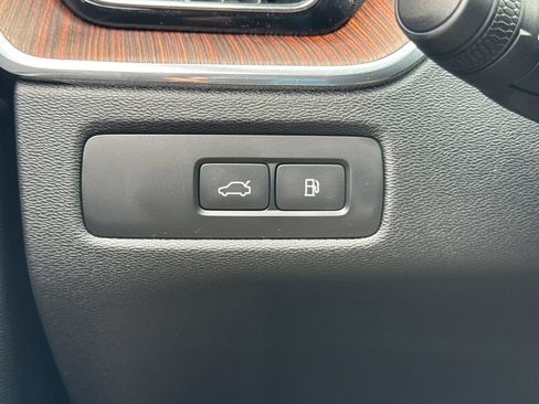 Certified 2023 Volvo XC60 T8 Plus AWD/4WD image 28