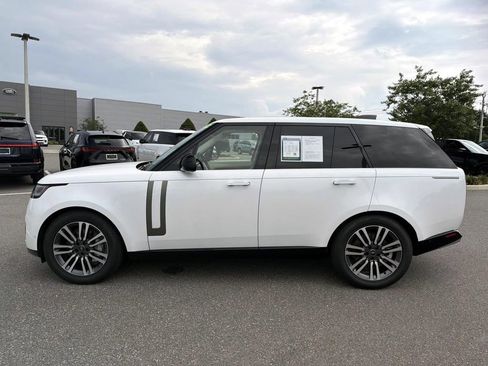 Used 2024 Land Rover Range Rover SE AWD/4WD image 2