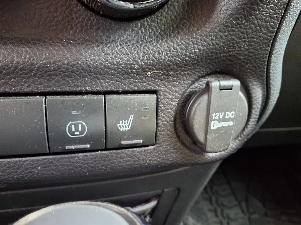 Used 2016 Jeep Wrangler Unlimited Rubicon w/ Connectivity Group AWD/4WD image 18
