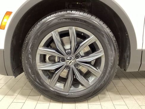 New 2023 Volkswagen Tiguan SE w/ Panoramic Sunroof Package image 20
