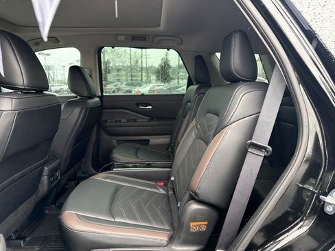 Used 2024 Nissan Pathfinder Platinum w/ Lighting Package (N93) image 30