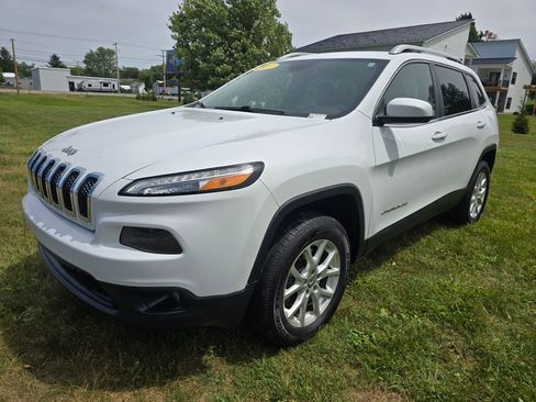 Used 2017 Jeep Cherokee Latitude w/ Cold Weather Group AWD/4WD image 3