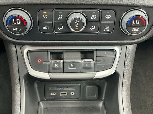 Used 2024 GMC Terrain SLT AWD/4WD image 14