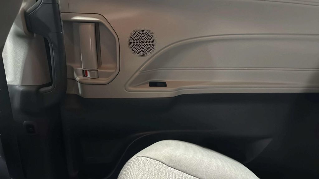 Used 2024 Toyota Sienna LE FWD image 20