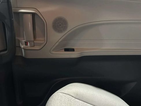 Used 2024 Toyota Sienna LE FWD image 20