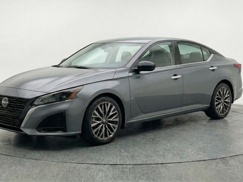 Used 2025 Nissan Altima 2.5 SV FWD image 3