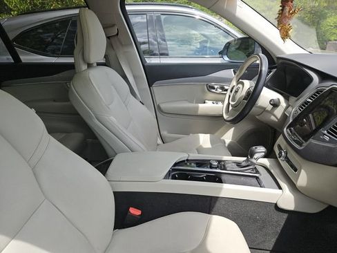 Used 2022 Volvo XC90 T5 Momentum w/ Climate Package image 10