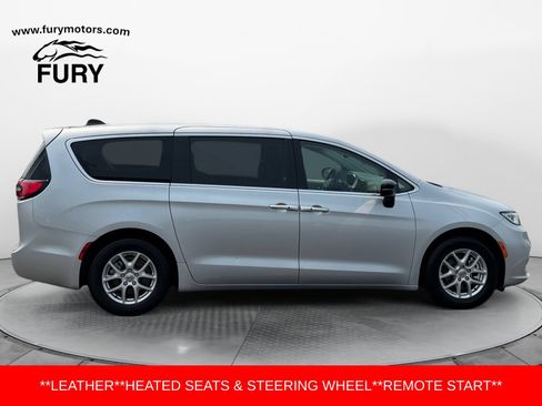 Used 2024 Chrysler Pacifica Touring-L FWD image 2