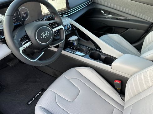 Used 2025 Hyundai Elantra Limited image 9